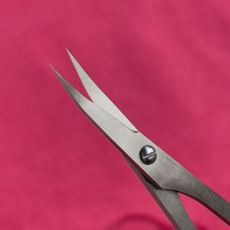 Kai Curved Thread Snips image 2